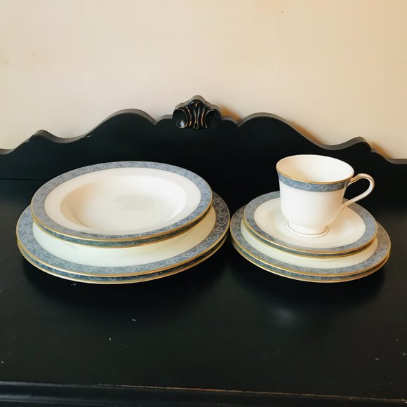 *Discontinued* Mikasa Chaucer Dinnerware Bone China 60pc - Blue White Gold - Picture 2 of 13